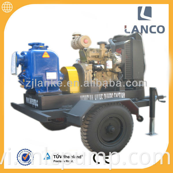 Máy bơm nước tưới tự mồi nhãn hiệu Lanco trên ruộng lúa